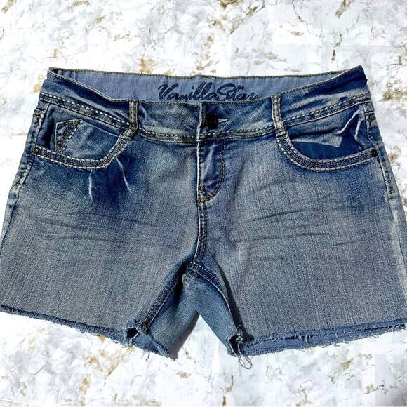 Jean cutoff shorts in excellent condition, size 13 Embellished back pockets - Picture 1 of 4
